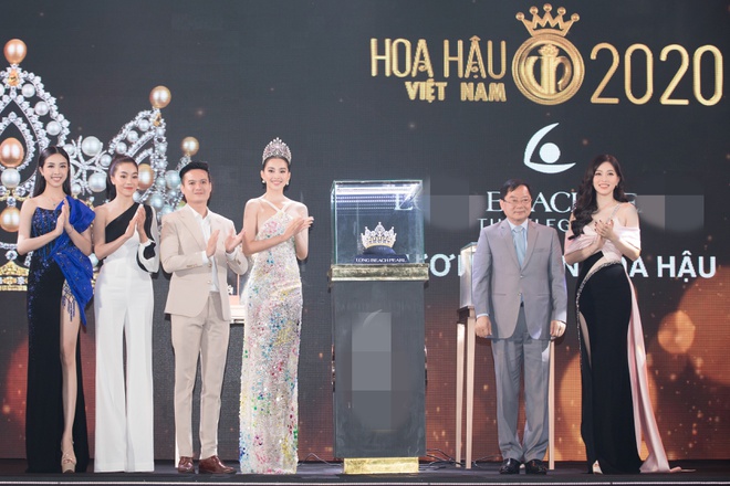 Tiểu Vy trong lễ công bố vương miện Hoa hậu Việt Nam 2020.