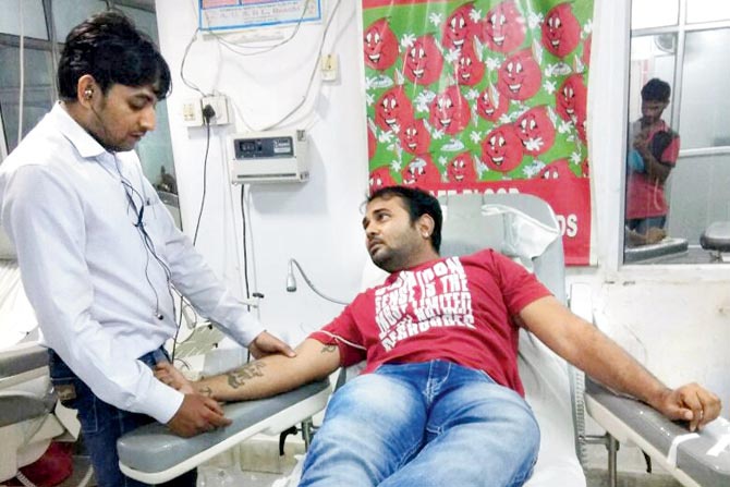Vinay Kulkarni trong một lần hiến máu cứu người. Ảnh: India Times.