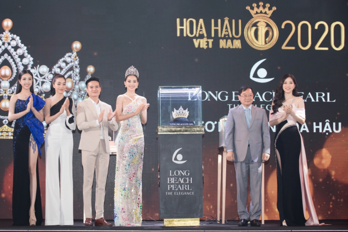 BTC chính thức công bố các vật phẩm đăng quang dành cho Hoa hậu Việt Nam 2020.