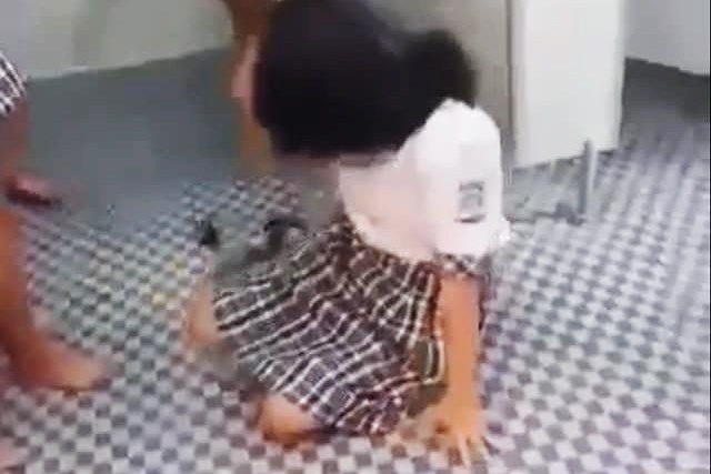 Nữ sinh bị nhóm bạn đánh trong nhà vệ sinh. Ảnh: Cắt từ clip.