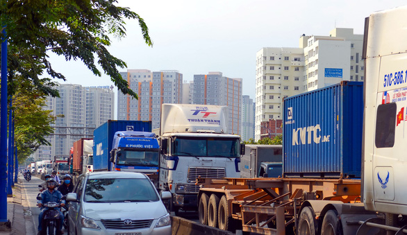 Xe container xếp hàng dài trên đường Đồng Văn Cống vào cảng Cát Lái, quận 2, TP.HCM - Ảnh: QUANG ĐỊNH