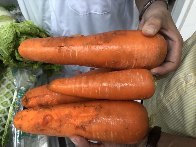 Hình ảnh bữa ăn nghèo nàn và củ quả hư hỏng được gửi kèm trong đơn khiếu nại của nhóm phụ huynh. Ảnh: PHCC.