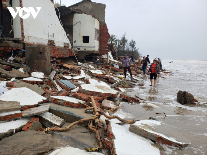 Nhiều km bờ biển Cửa Đại đã bị sóng đánh sập hoàn toàn.
