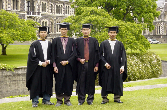 'TS Trương Đình Thăng (ngoài cùng bên phải) ngày tốt nghiệp Thạc sĩ chuyên ngành Quản lý giáo dục tại Trường ĐH Sư phạm Dunedin, ĐH Otago (New Zealand)