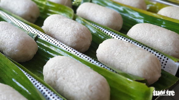 Chuối xiêm bọc nếp chuẩn bị vào lò vi sóng - Ảnh: CHÍ HẠNH