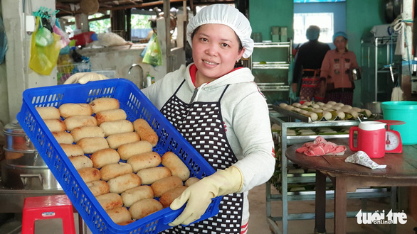 Nhân công hối hả làm cho kịp mẻ hàng gần 6.000 quả chuối nếp nướng để xuất sang Úc, Đức - Ảnh: CHÍ HẠNH
