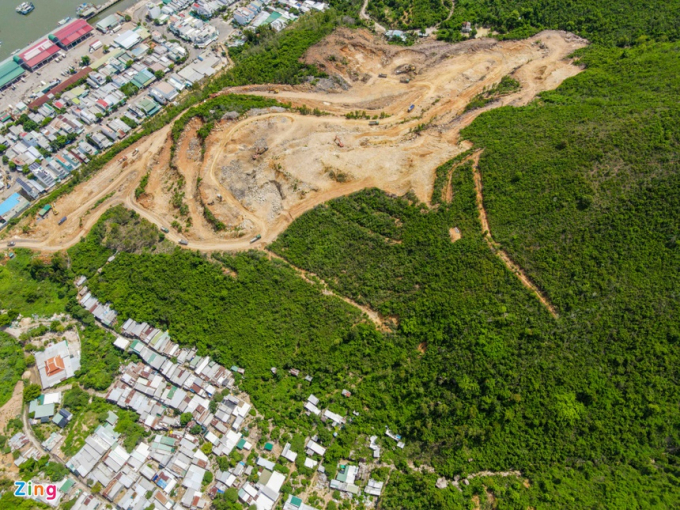 Một dự án đang triển khai nằm ngay trên khu vực dân cư ở thôn Thành Phát, xã Phước Đồng, TP Nha Trang, nơi từng xảy ra lở núi làm chết 12 người cuối năm 2018. Ảnh: Hải Đình.