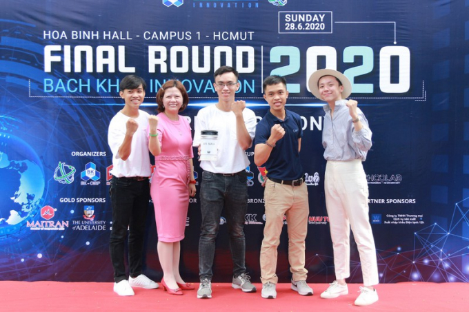 TS Võ Thanh Hằng cùng nhóm sinh viên chế tạo máy lọc không khí Air Mask giành giải nhất cuộc thi Bách khoa Innovation năm 2020. Ảnh: PHẠM ANH
