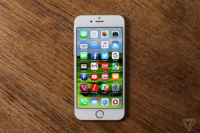 iPhone 6s có thể không còn được cập nhật iOS 15. Ảnh: The Verge.