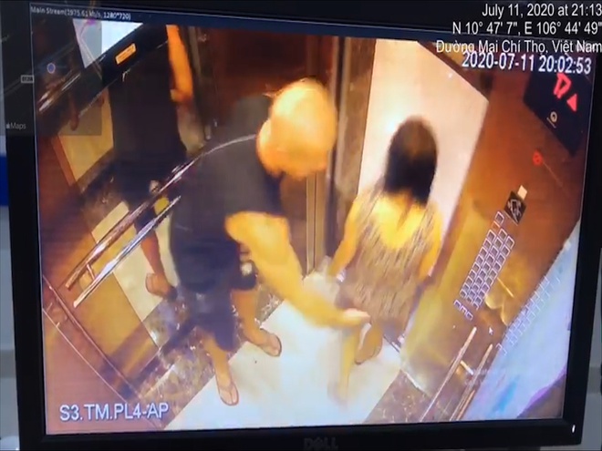 Người đàn ông nước ngoài vỗ mông phụ nữ trong thang máy. Ảnh chụp màn hình.