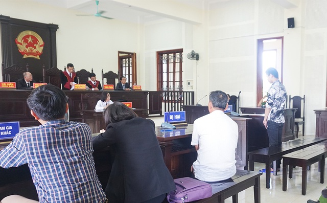Thẩm phán Võ Thạch Hùng công bố bản án, tuyên phạt 15 năm tù đối với bị cáo Đào Ngọc Hoàng.