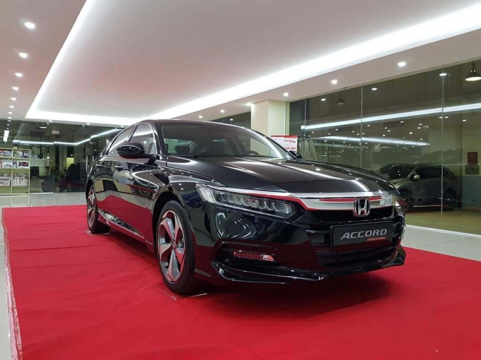 Honda Accord bản màu đen VIN 2019 đang có mức giảm 230-250 triệu đồng ở Hà Nội.