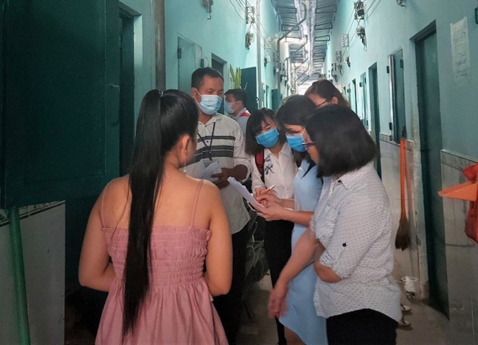 Hoạt động giám sát công tác phòng chống dịch bệnh tại một khu dân cư ở TP HCM (Ảnh: HCDC)