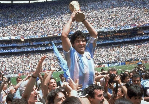 Maradona là một trong những biểu tượng bóng đá vĩ đại nhất mọi thời đại. Ảnh: CNN.