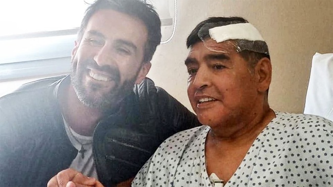 Maradona trải qua ca phẫu thuật não trong bệnh viện. Ảnh: AFP.