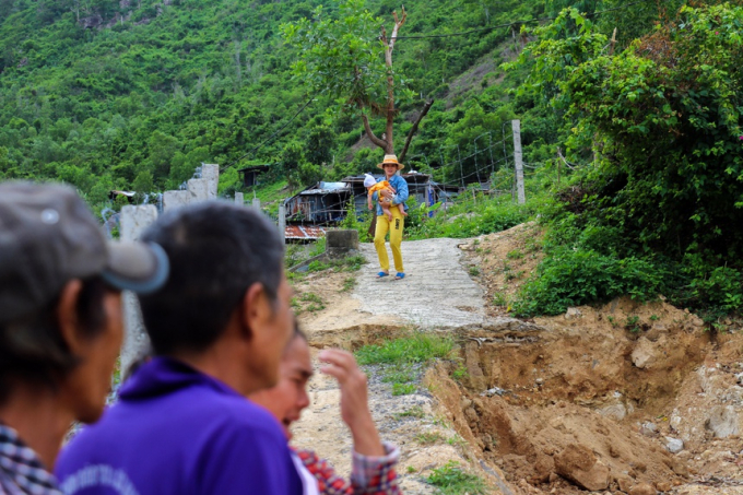 Từ khi đường bị phá, 30 hộ dân ở bên trên dự án khu biệt thự Nha Trang Sea Park gần như bị cô lập. Ảnh: An Bình.