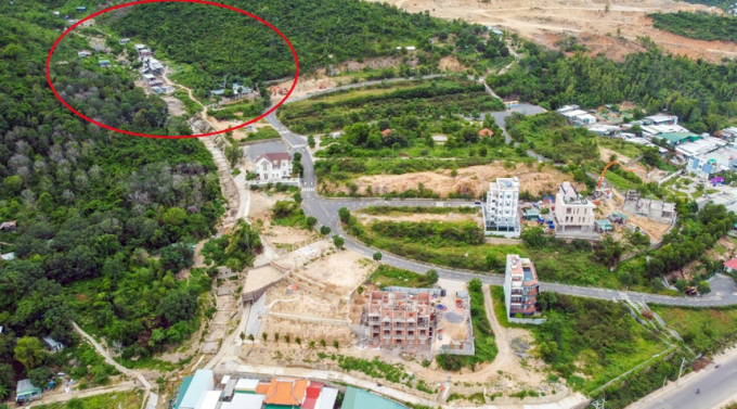 30 hộ dân (khoanh đỏ) nằm biệt lập bên trên dự án khu biệt thự Nha Trang Sea Park. Ảnh: An Bình.