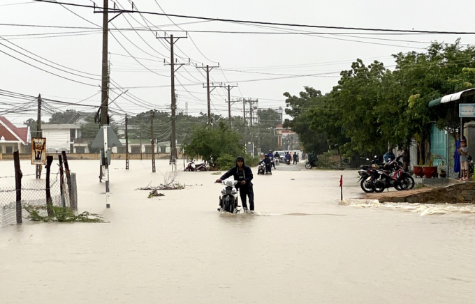 Mưa lớn gây ngập nặng trên tuyến đường Văn Lâm đi Sơn Hải (huyện Thuận Nam). Ảnh: C.T.