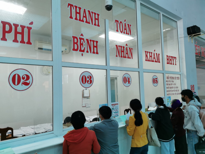 Người dân thanh toán chi phí khám chữa bệnh bằng thẻ BHYT tại bệnh viện đa khoa khu vực Tây Nguyên tại Đắk Lắk.