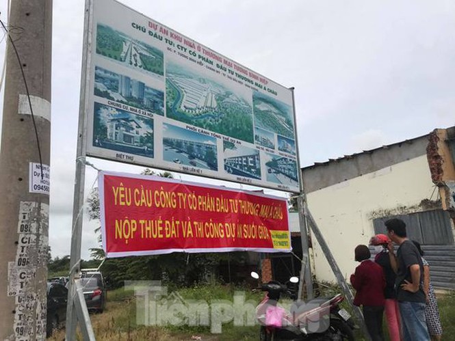 Khách hàng treo băng rôn đòi quyền lợi tại dự án Khu Nhà ở Tương Bình Hiệp