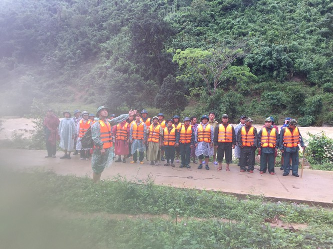 Lực lượng chức năng địa phương lên núi Tà Giang đưa nhóm du khách trở về