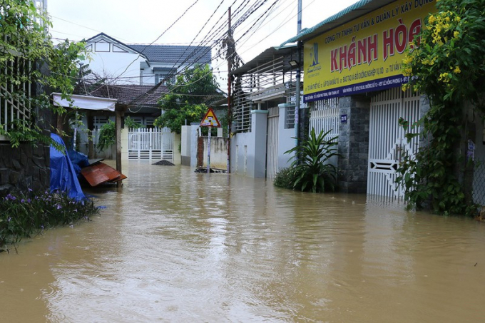 Đường phố ở TP Nha Trang (Khánh Hòa) bị ngập. Ảnh: LX
