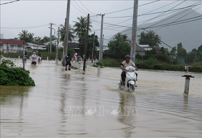 Mưa lớn gây ngập lụt ở địa bàn xã Vĩnh Thạnh, TP Nha Trang, tỉnh Khánh Hòa. Ảnh: Phan Sáu/TTXVN.