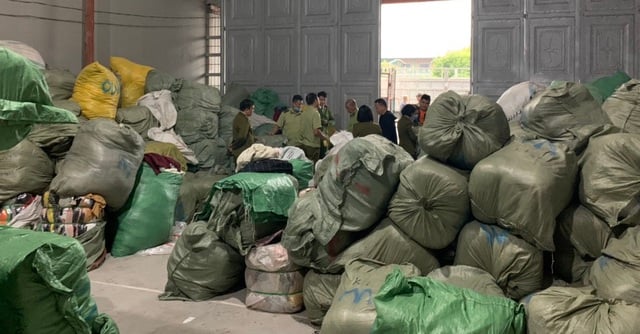 Cơ quan chức năng tiến hành kiểm tra tại kho hàng.