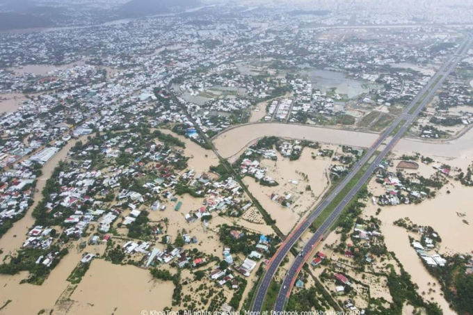 Nhiều vùng ở TP Nha Trang bị ngập trong nước. Ảnh: TRẦN KHOA