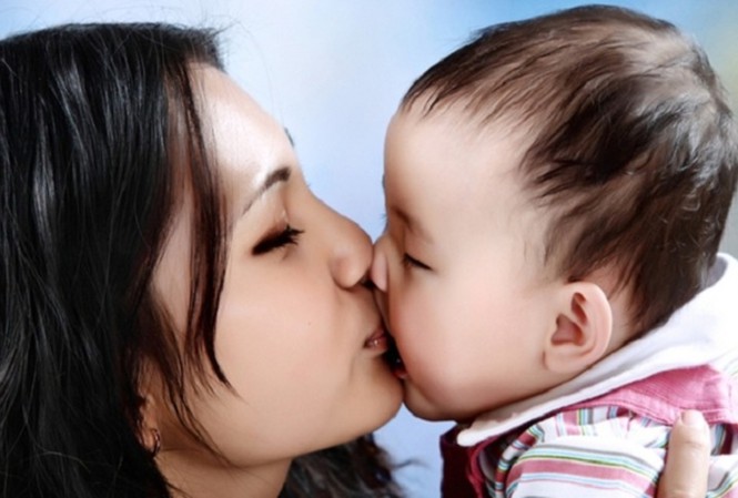 Nhiều nguy cơ gây bệnh cho trẻ nhỏ từ nụ hôn