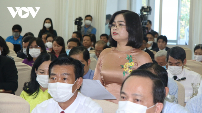 Giám đốc Sở Giáo dục và Đào tạo thành phố Cần Thơ - bà Trần Hồng Thắm trả lời chất vấn