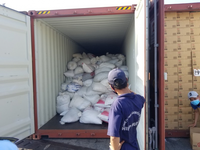 Hàng chục tấn găng tay đã qua sử dụng được phát hiện trong các thùng container. Ảnh: CN