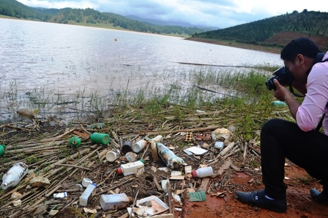 Vỏ thuốc BVTV sau một cơn mưa tại hồ Suối Vàng