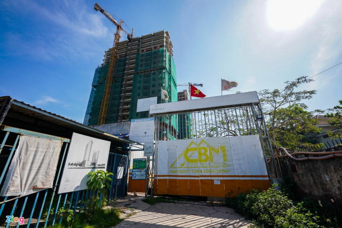 Thời gian qua, khách hàng mua nhà thường xuyên đến công trường dự án Kingsway Tower tại số 5, phường Bình Hưng Hòa, quận Bình Tân, TP.HCM do chủ đầu tư không bàn giao nhà đúng cam kết. Họ không thể liên lạc được với chủ đầu tư.