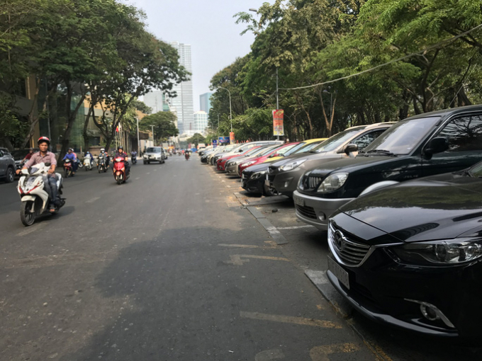Đường Lê Lai (quận 1) - một trong những tuyến đang thu phí ôtô theo giờ đậu dưới lòng đường tại TP HCM