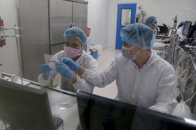 Nghiên cứu sản xuất vaccine tại một công ty dược ở Khu công nghệ cao TP.HCM. Ảnh: HOÀNG GIANG