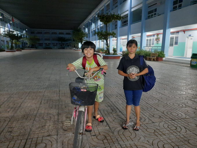 Cô bé Nguyễn Hồ Anh Thư, 14 tuổi, cùng bạn Phan Anh Kiệt học lớp 5, đều dặn mỗi tuần 3 buổi đạp xe đến trường học phổ cập ban đêm. Ảnh: TG