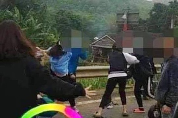 Nhóm nữ sinh lao vào đánh nhau. Ảnh: Cắt từ clip.