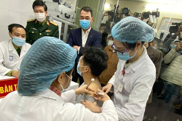 Tình nguyện viên đầu tiên tiêm thử nghiệm vắc xin Nanocovax