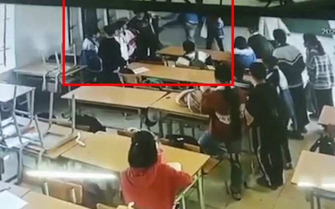 Hình ảnh sự việc được trích xuất từ camera an ninh của nhà trường.