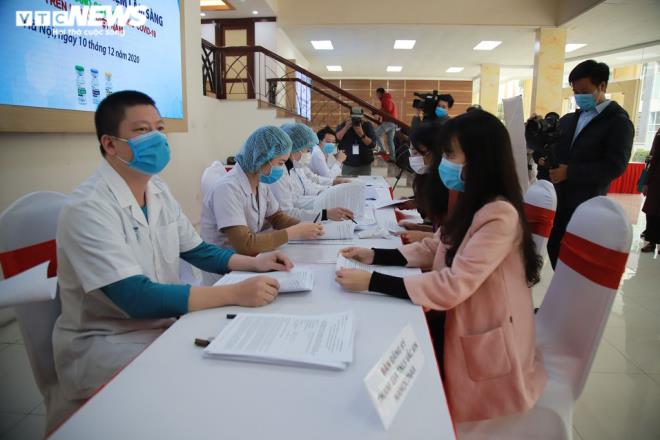 Các tình nguyện viên đến đăng ký tiêm thử nghiệm vaccine phòng COVID-19 tại Học viện Quân y sáng 10/12.