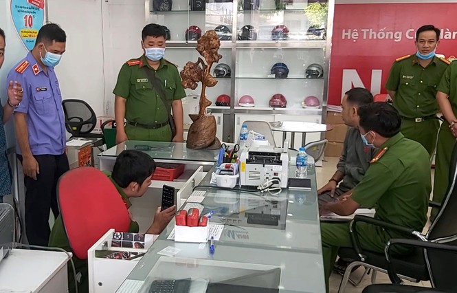 Cơ quan chức năng khám nghiệm hiện trường.