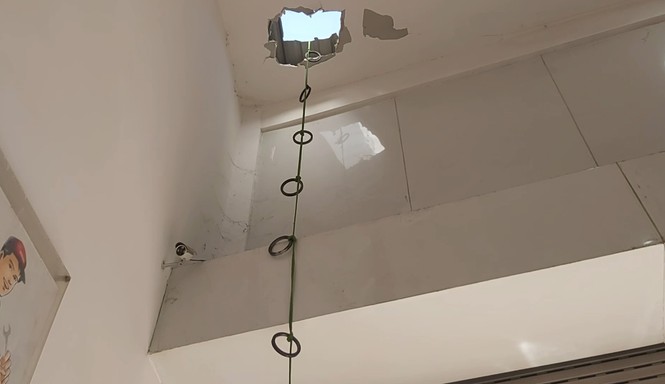 Vị trí nơi tên trộm đã cắt mái tôn và la phông trần nhà.- Ảnh: Châu Thành.