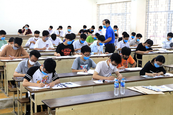 Các thí sinh thực hiện bài kiểm tra tư duy gồm hai phần trắc nghiệm và tự luận với thời gian làm bài 120 phút tại Trường Đại học Bách khoa Hà Nội, ngày 15/8/2020. Ảnh: Lê Phú/Báo Tin tức
