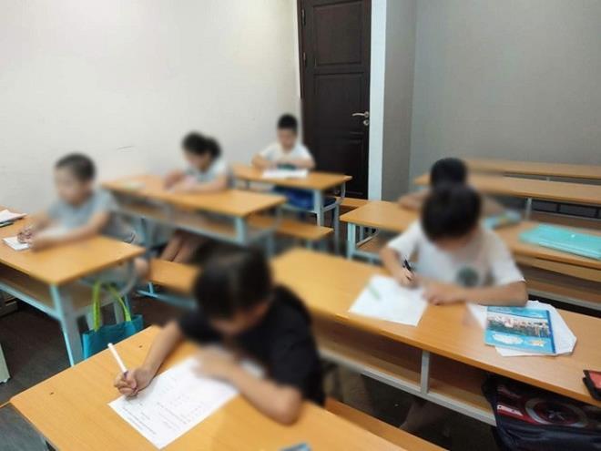 Phụ huynh lo lắng trẻ mất tuổi thơ vì học thêm. (Ảnh: V.N)