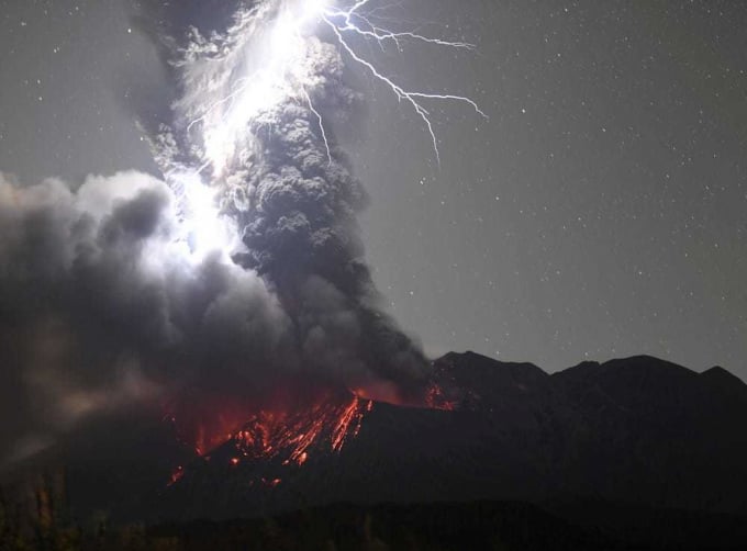 Sét đánh trúng ngọn núi lửa đang phun trào ở Nhật Bản