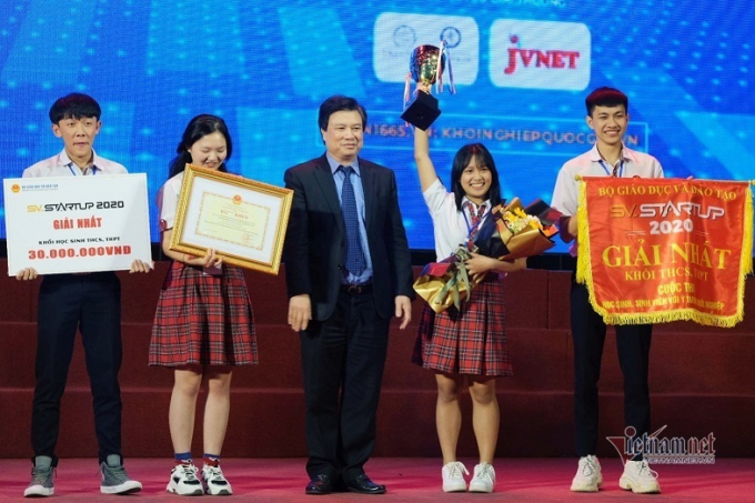 Thứ trưởng Bộ GD-ĐT Nguyễn Hữu Độ trao giải Nhất cho nhóm học sinh Đắk Lắk với dự án 