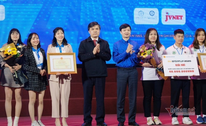 Ông Bùi Văn Linh, Vụ trưởng Vụ Giáo dục chính trị và Công tác học sinh, sinh viên (Bộ GD-ĐT) trao bằng khen và tiền thưởng cho các dự án được giải Nhì.