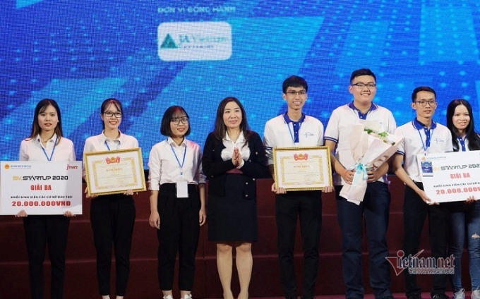 Bà Lê Thị Hằng, Phó Vụ trưởng Vụ Giáo dục chính trị và Công tác học sinh, sinh viên (Bộ GD-ĐT) trao giải Ba cho các dự án.