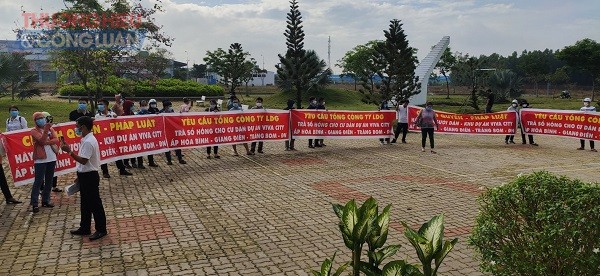 Hàng chục người dân đã tập trung, cầm băng rôn cầu cứu chính quyền địa phương yêu cầu LDG Group trả sổ hồng cho cư dân mua dự án Viva City